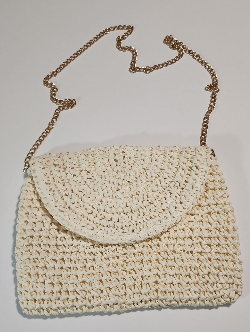 Chic Woven Straw Clutch Shoulder Bag with Gold Chain